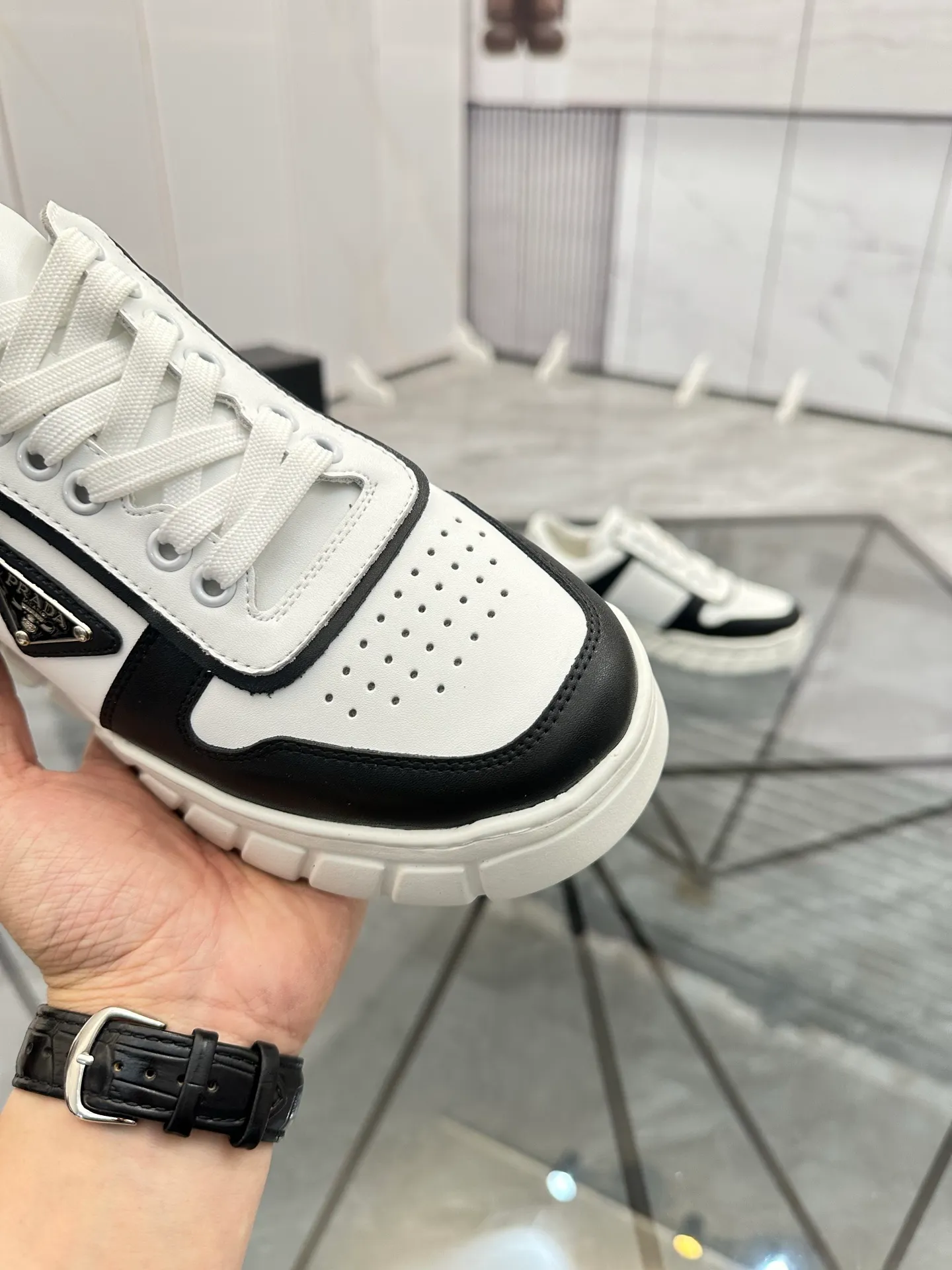 Men's shoes: 💰P420¥ Product trademark: Prada *"Prada*" low-top casual shoes Regular size: 38-44 (can be customized to 45) Product materials: imported cowhide upper, sheepskin lining, original outsole. Number: 020